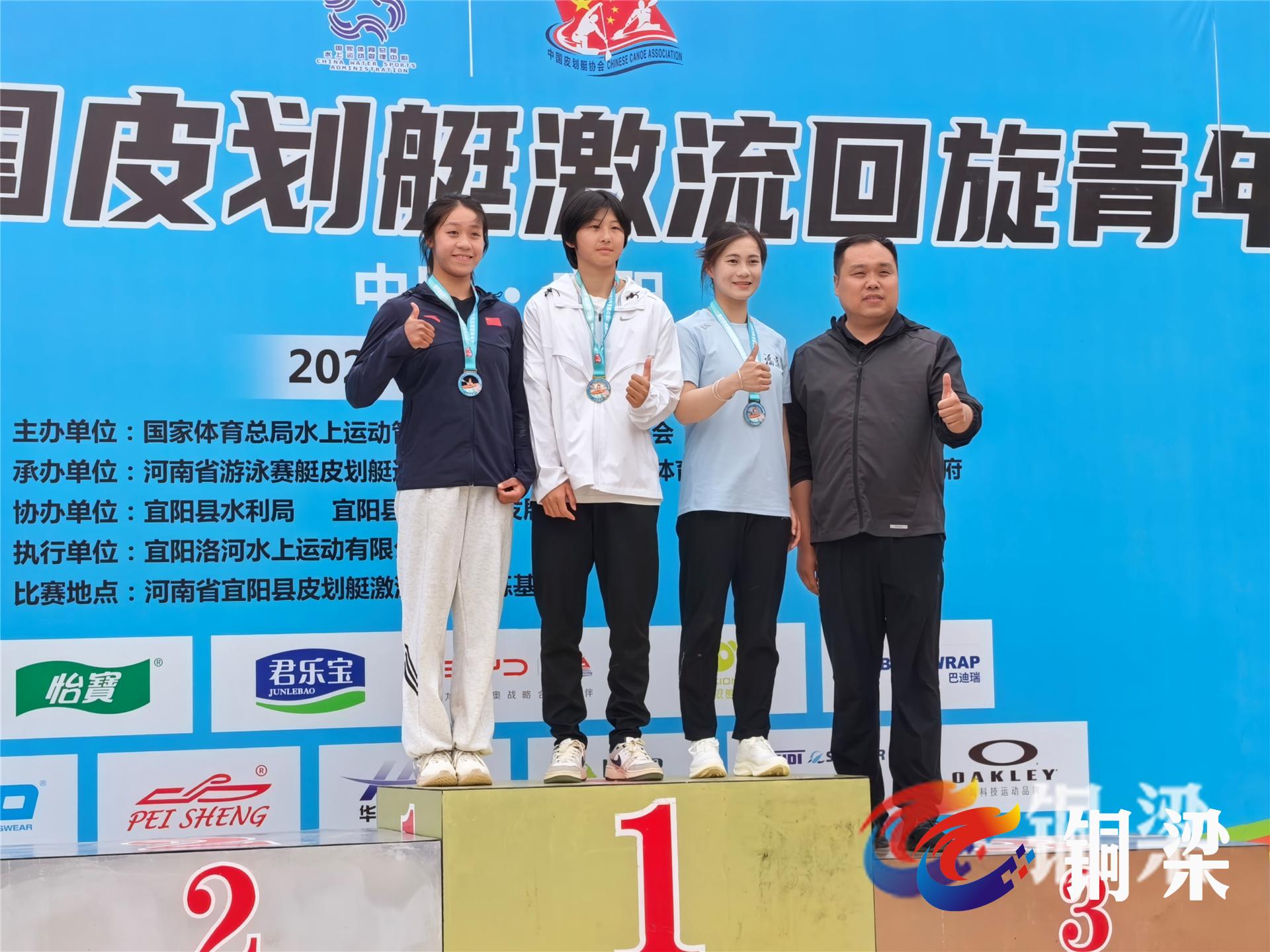 赛艇比赛队员技艺精湛，迎战强大对手